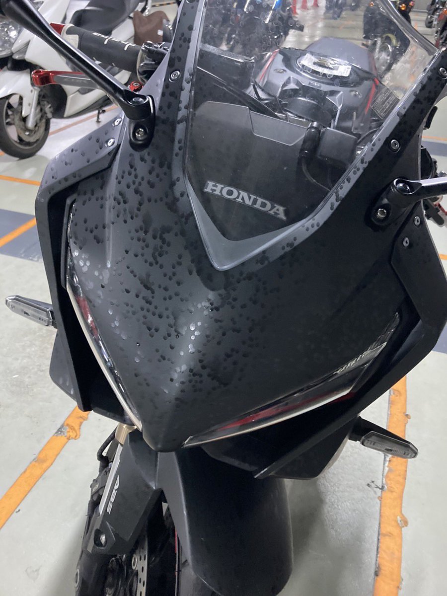 711RC's tweet photo. 秋葉原で友達のバイクに前の車の運転席からカフェラテぶっかけられました。
全身に浴びてヘルメット、バイク、洋服がベタベタです。

足立348
た・１２（白いミニバン）

通報済みだけどみんな拡散して欲しい...！
バイク乗りの方はいきなり飲み物かけられないように気をつけて下さい！ https://t.co/VwzalPh516