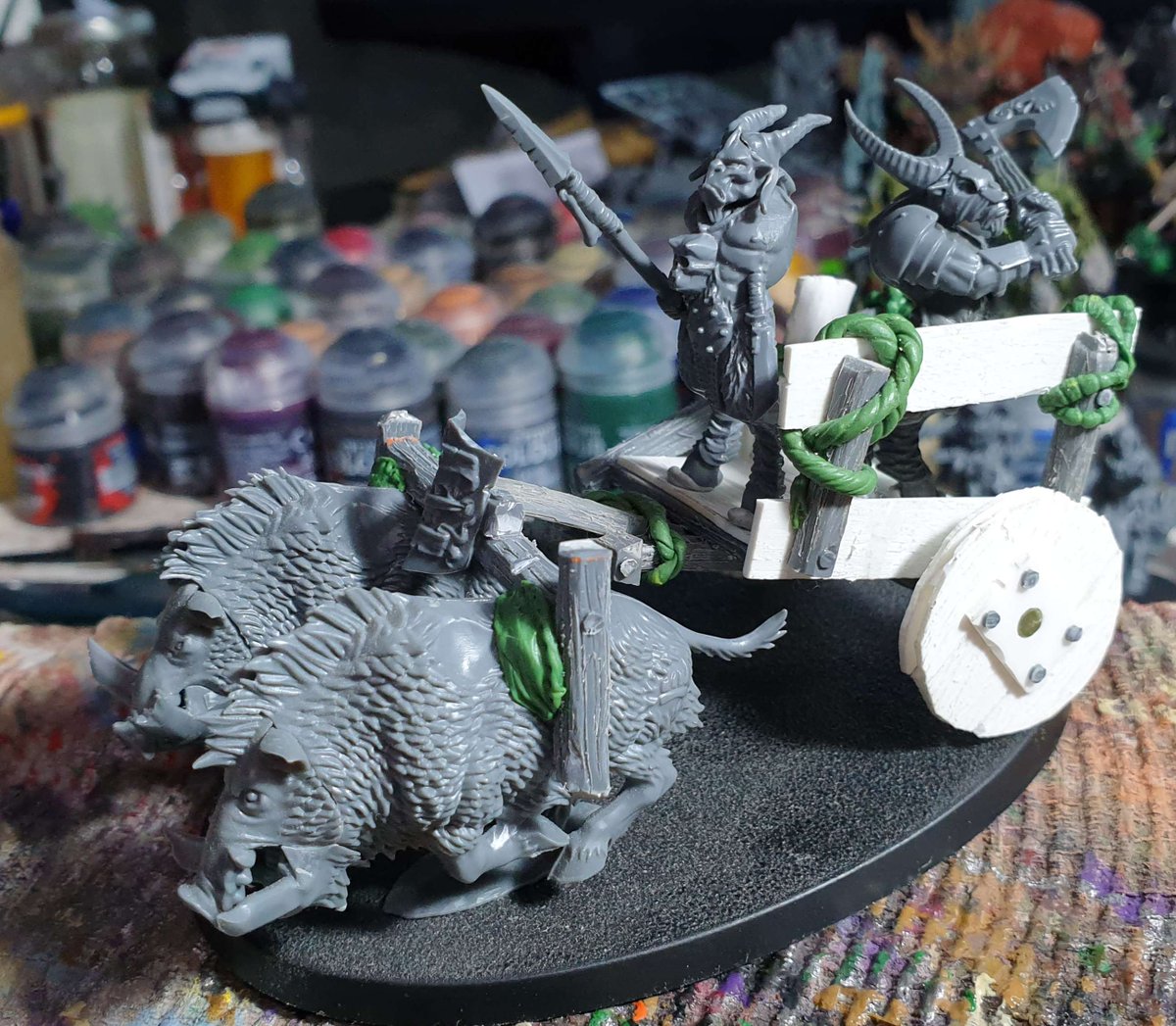 ElCone93's tweet photo. Been working on a tuskgor chariot from some scraps and bits. Seems fitting for the goat lads.

Not sure I'm happy with the greenstuff rope but I think it works well enough.

#WarhammerCommunity #ageofsigmar https://t.co/H2iAg2jAfu