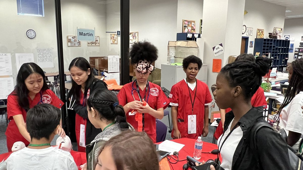 It warms my heart ❤️ seeing @KilloughSTEM @aliefstem students showcase #STEMskills available in @AliefISD STEM pathways. The exhibit hall is aweSTEM!!!

@CITGO 
#STEMeducation