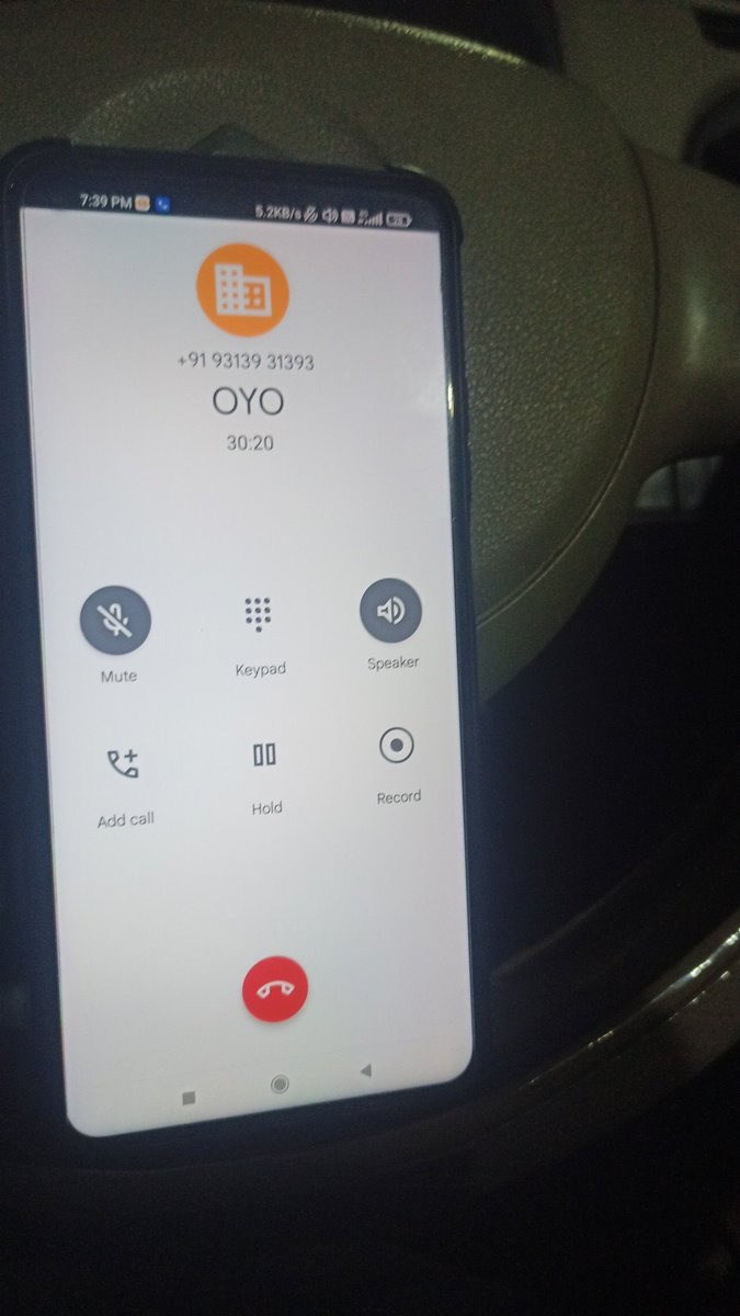 Fathersahab11's tweet photo. @OYO4U Booking id is C8671638 this is your customer service they are not able toh resolve my problem since last 30 mins https://t.co/e9wdWvpaZk