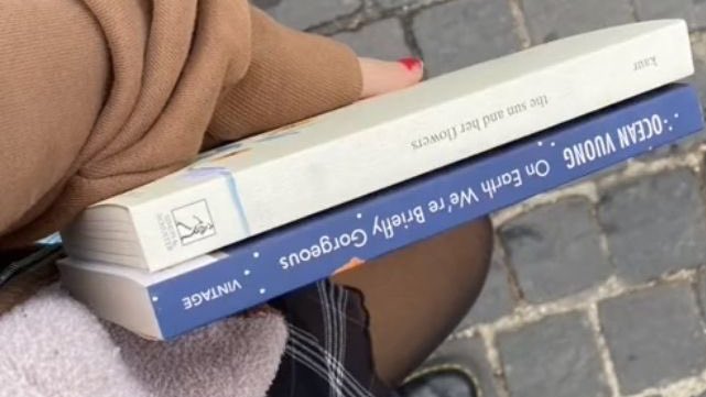 parisandior's tweet photo. always carrying a book with me https://t.co/5sRLErixcW