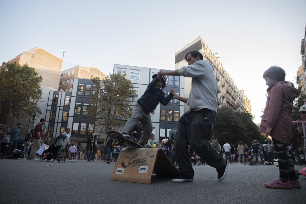 La 1️⃣a jornada de #RevoltaEscolar del curs 22-23 ha sigut un èxit, gràcies les famílies que van fer sentir la seva veu per exigir mesures reals, eficients e immediates que garanteixin la seguretat als entorns escolars 🏫⚠️🚸Moltes gràcies i felicitats! Seguim! 💪🏻
📸 <a href="/Chichiflesky/">Joanna.</a>