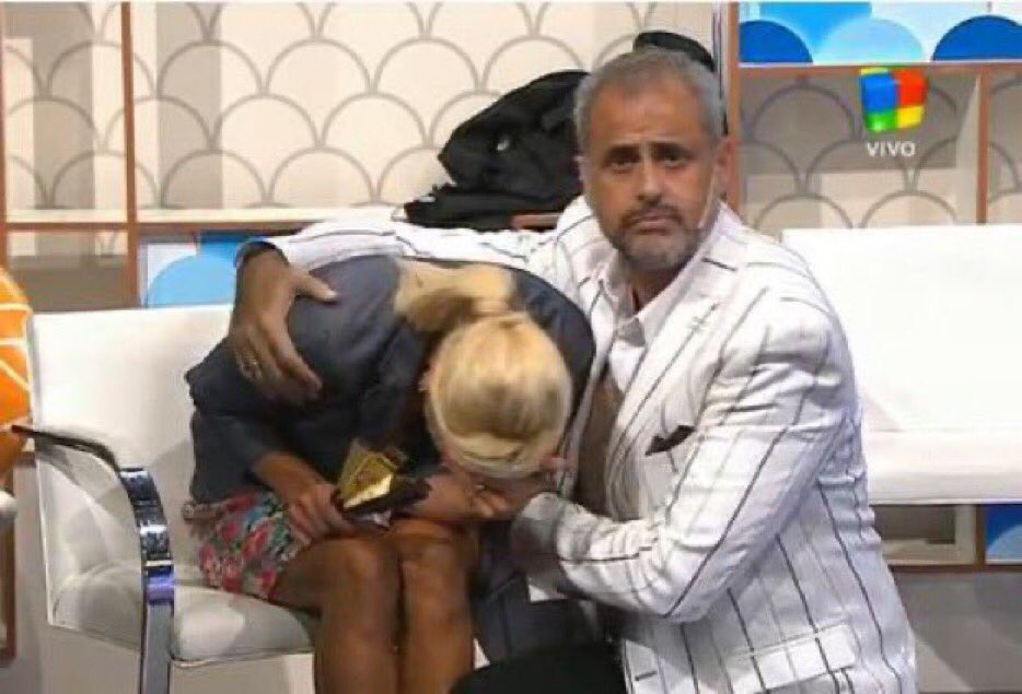 no me paran de aparecer videos del show de bad bunny