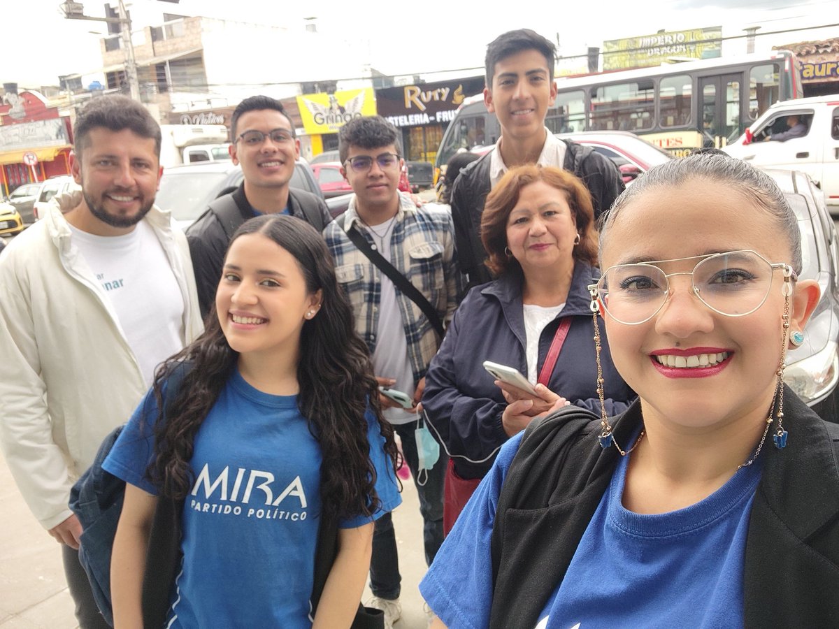 dntmorales's tweet photo. #EncuestaSOAT Con un gran equipo listos para realizar nuestras encuestas, definitivamente el trabajo en equipo siempre es fundamental para lograr grandes impactos, lo logramos con el cargo fijo a la energía, sé que lo lograremos con el SOAT @PartidoMIRA https://t.co/g5ZdvsoCWm