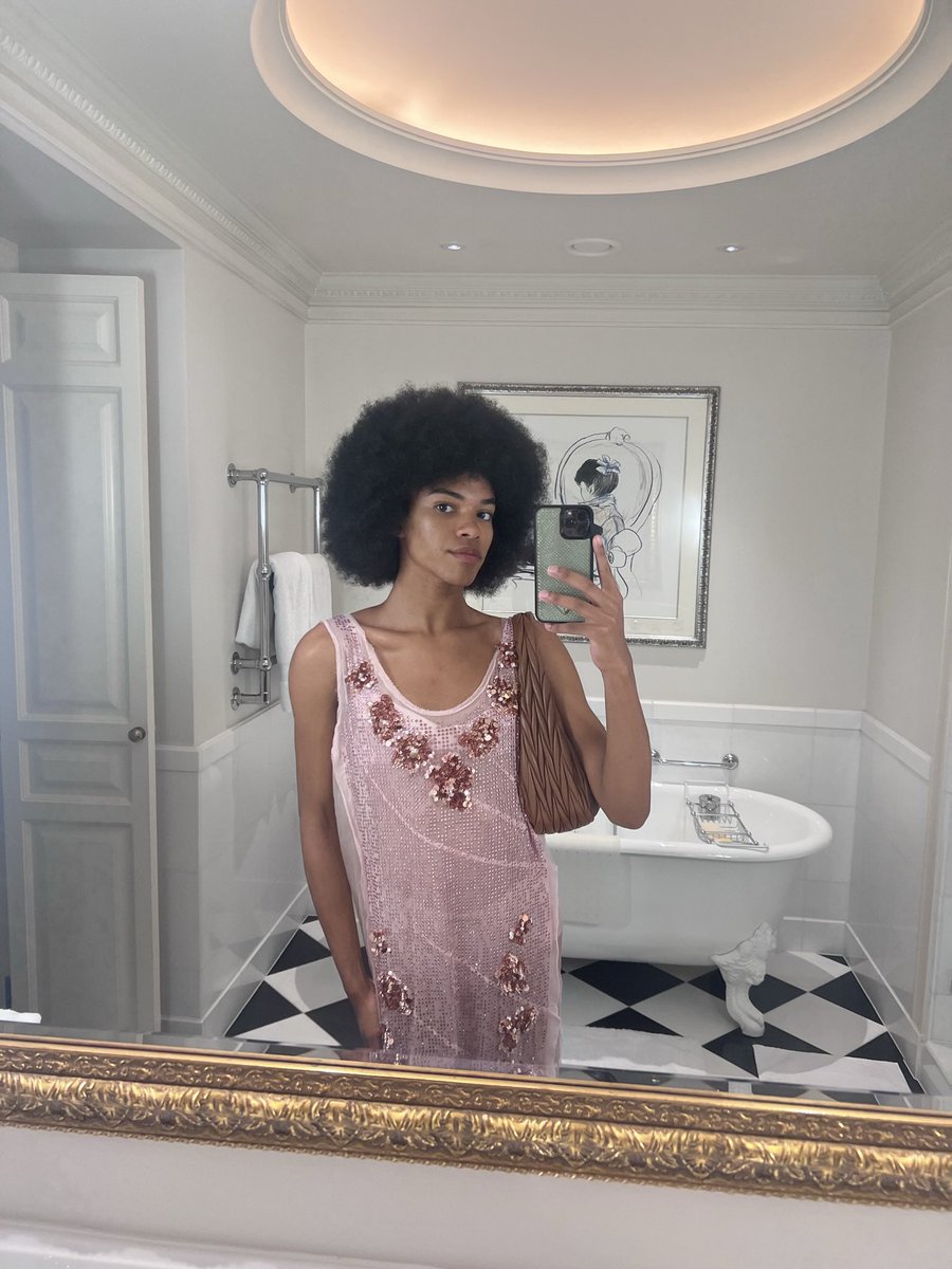 Yaz (@yazdemand) on Twitter photo Can’t believe I got to do the iconic
“What’s in my bag” video with <a href="/BritishVogue/">British Vogue</a>!
Iconic!!
youtu.be/XDcotNLM72k Can’t believe I got to do the iconic
“What’s in my bag” video with <a href="/BritishVogue/">British Vogue</a>!
Iconic!!
youtu.be/XDcotNLM72k