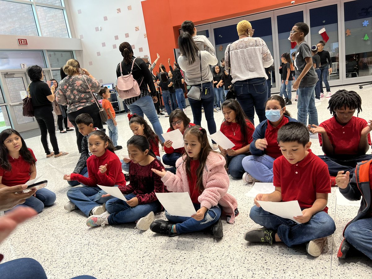 martintechlab's tweet photo. Martin’s Choral getting ready to sing at the Nutcracker Market. @mcmurray_ms @Martin_Mustangs https://t.co/WPcZpqA446