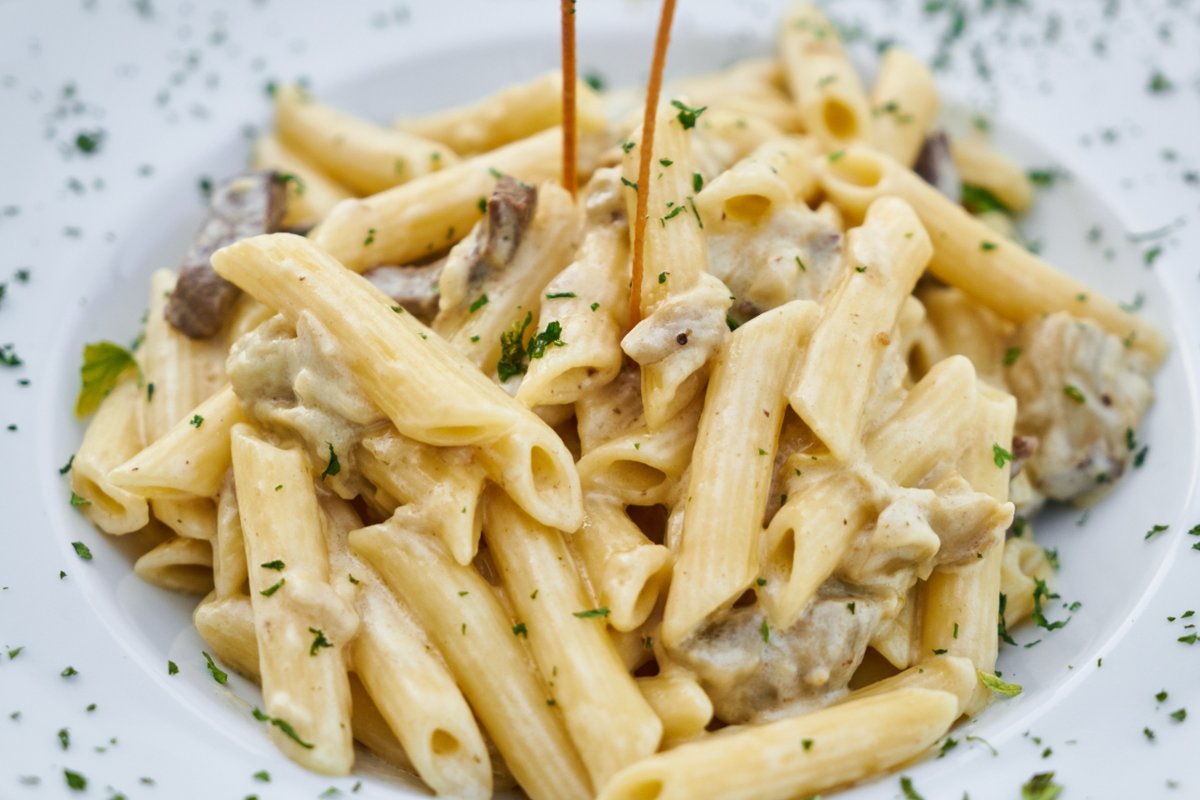 Y con el otoño vienen las #Setas... las hay de todas las clases con más sabor, mas suaves, con olor... pero todas ellas perfectas para combinar con unos buenos macarrones 👌

#Macarrones #Setas #Plumas #PastasRomero