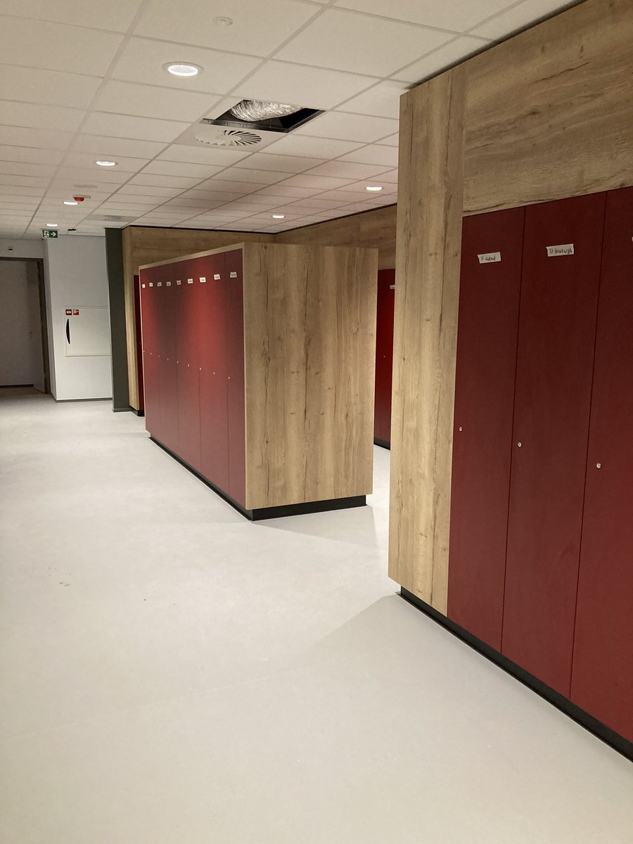 Gisteren met @tamovogel een rondje gemaakt langs een tweetal kazernes van <a href="/BrandweerTwente/">Brandweer Twente</a>. Leuk om eens bij een ander in de keuken te kijken😉. De rondleiding door de nieuwe kazerne van Almelo was top, echt een prachtige kazerne is dat geworden😁. Mooie bezoekjes👌👍