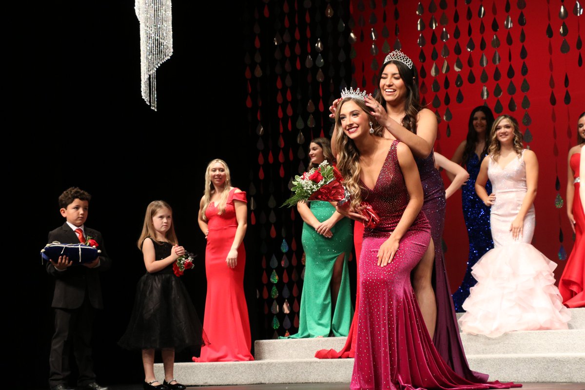 NWOSU's tweet photo. Presley Pruett, Miss Woodward, won the title of Miss Cinderella for the 70th Miss Cinderella Pageant.
Pruett took home the Talent Award for her jazz dance to “Blue Suede Shoes” by Elvis Presley. #NWHoco #NWOSU
Full story👉https://t.co/PfPH9izfDo https://t.co/Z4HJsUbyEr