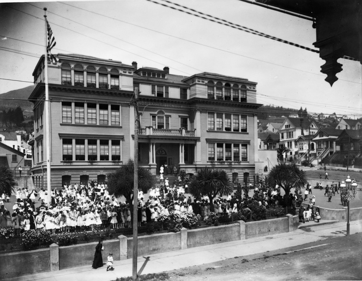 Noe Valley School & students, around 1912 
This is 24th & Douglass, now the site of Noe Courts. The school was replaced by Alvarado School in 1926. 
(just came into a nice set of copy negatives, this one among them slightly better than others I've seen) #sfhistory #NoeValley