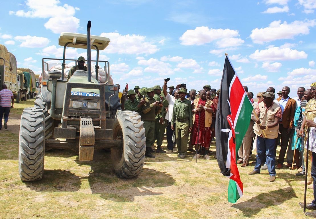 Today, I accompanied Deputy President of Kenya, Hon. @rigathi Gachagua at @Amboselinp National Park where he flagged off relief forage for wildlife in a bid to mitigate the crippling drought situation in the country which has affected our wildlife.