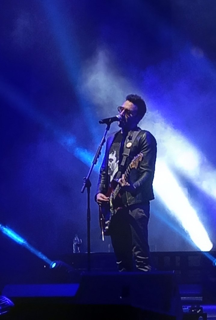 Anoche Emiliano Brancciari se subió a cantar con una remera de Jaime Roos. No de Beatles, Led Zeppelin o los Redondos. No. Una de Jaime. Un silencioso pero contundente gesto de reconocimiento. Y, por qué no, de amor. En estos tiempos de antifaz donde lo único que sale de (hilo)