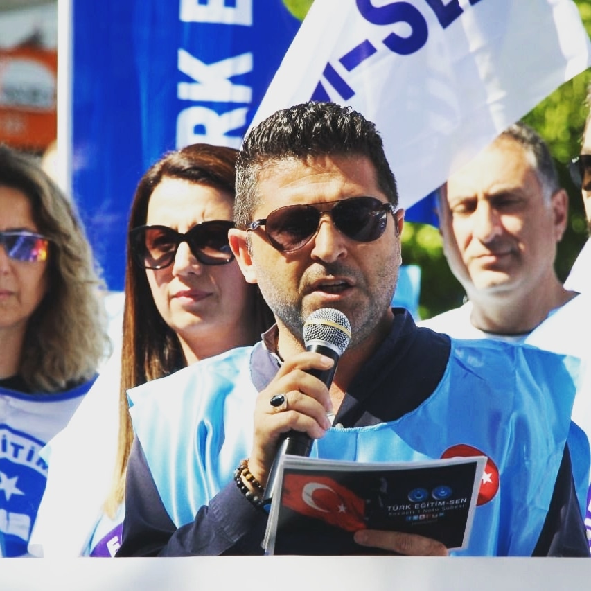 614000 ÖĞRETMENİMİZ O YADA BU ŞEKİLDE BU ÜNVANI VE ÜNVANLA BİRLİKTE OCAKTA İYİLEŞTİRİLMEYİ ALACAK. Buna inancımız net herkes görecek o gün işte kanun ve kuralları örümcek ağı gibi kullanmaya tevessül eden bu yapılar gerçeğin daima hakkını