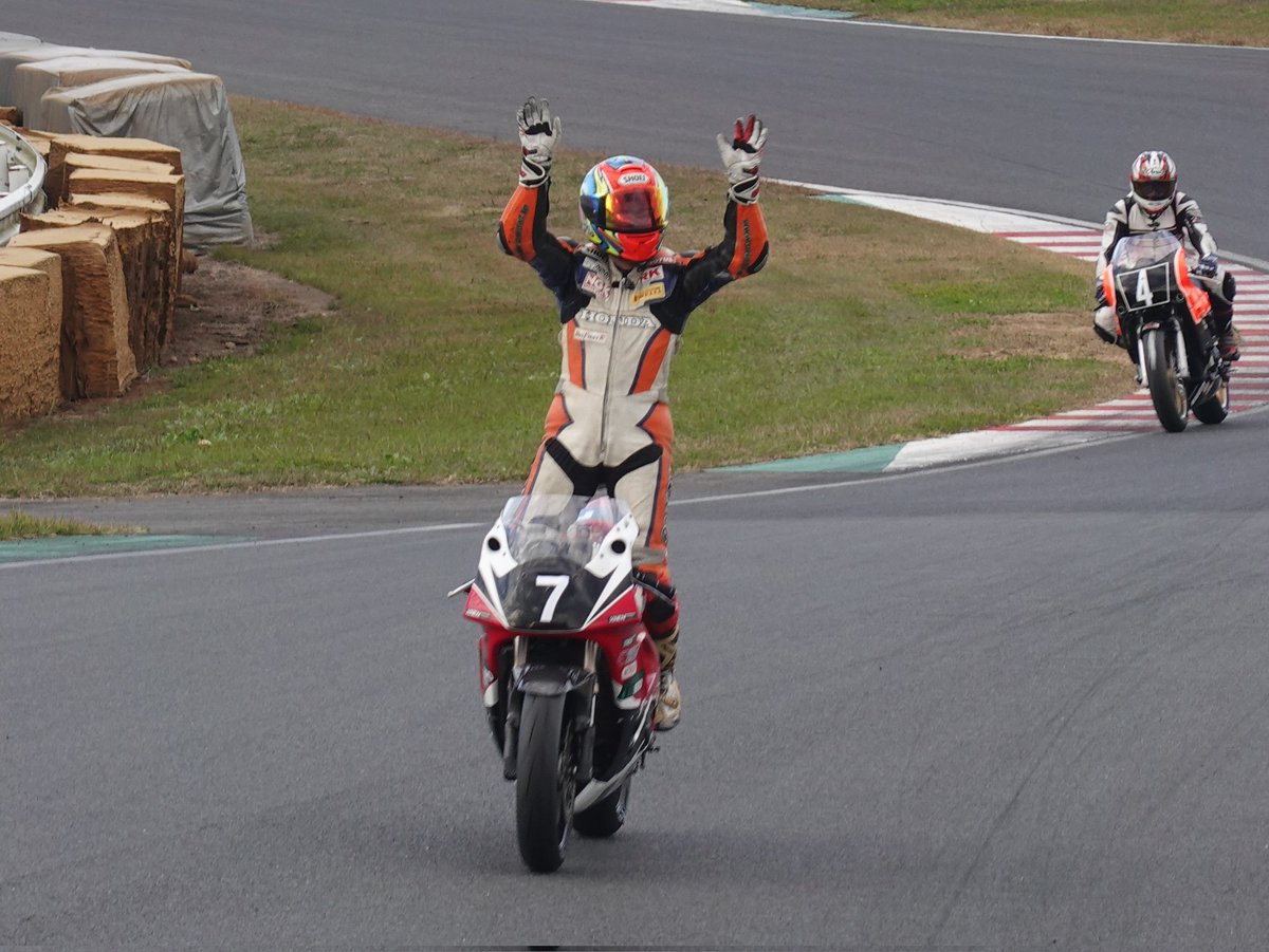 karokarotaro's tweet image. コンデジとスマホで恐縮ですが、菊池さんと小林さん、そして優勝の浅野さん✨️ 今回はZX-4が上位独占。次回は2スト勢の巻き返しに期待したいです✊
お疲れ様でした！

#スガヤ #TOT #ZERO4