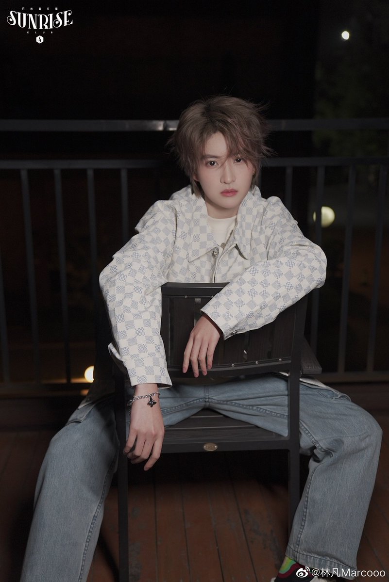 BR_FANXYRED's tweet photo. Atualização da Linfan no Weibo
"No final da noite de outono, adivinhe se estou 🤔com frio"
#林凡  #marco #linfan #fanxyred #팬시레드 https://t.co/6gpruuKNjc
