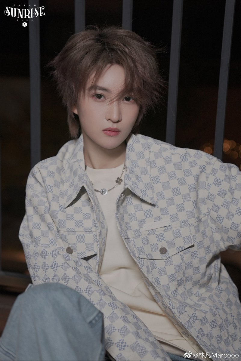 BR_FANXYRED's tweet photo. Atualização da Linfan no Weibo
"No final da noite de outono, adivinhe se estou 🤔com frio"
#林凡  #marco #linfan #fanxyred #팬시레드 https://t.co/6gpruuKNjc
