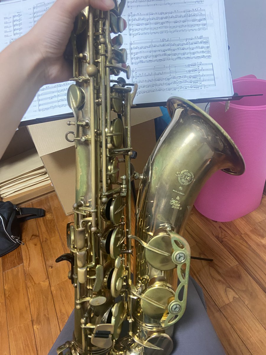 kuma7844's tweet photo. アンコンで最近はテナーの練習もしてます。アルトと比べるとなんとなく吹きづらい…アルトはレッスンで教えてもらってるからだと思うのですが💦去年リガチャーも新調したし、テナーでもレッスン受けたりしようかなと思ってます😊それにしても15年も経つとラッカーが剥げてる😭 https://t.co/zlLtgNNq4c