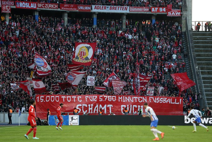 Tarja dos adeptos do Bayern contra o Mundial do Qatar: "15.000 mortos por 5760 minutos de futebol. Vocês deviam de se envergonhar".
