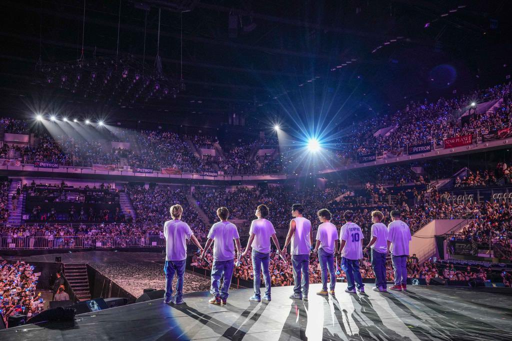 hyuk_right's tweet photo. 닮은 게 하나 없던 우리가 만나
순간이 아닌 영원 노래하던 밤

내 영원한 아이돌
슈퍼주니어 17주년 축하해💙

#슈주_17주년_순간이_아닌_영원 https://t.co/zEAsbOMZF0