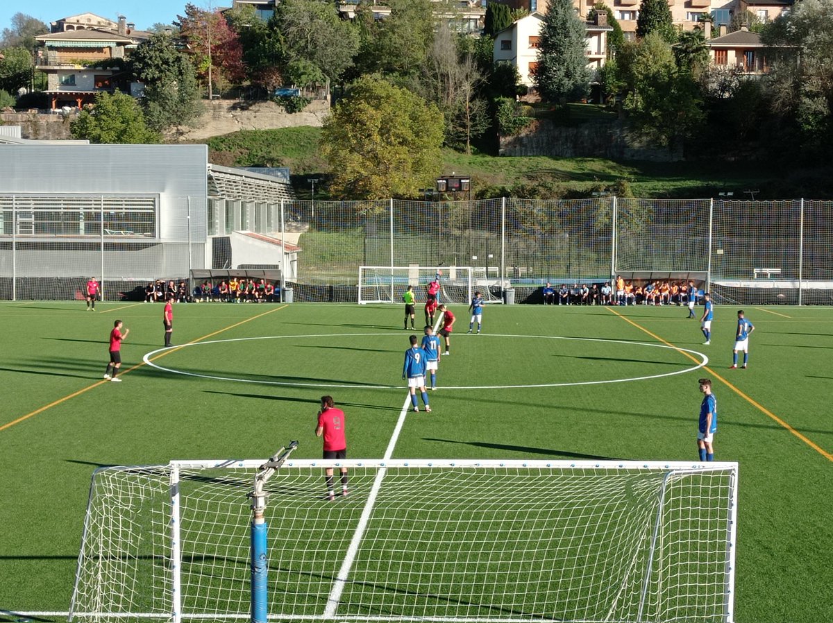 Bona tarda #futbolcat comencem la tarda desde el Municipal de Torelló partit de #1cat1 el <a href="/cftorello/">CF.TORELLO</a> dirigit per <a href="/Lituus09/">carles sala Litus</a> rep la visita del <a href="/cf_lloret/">CF Lloret</a> 
#trebalitreball
