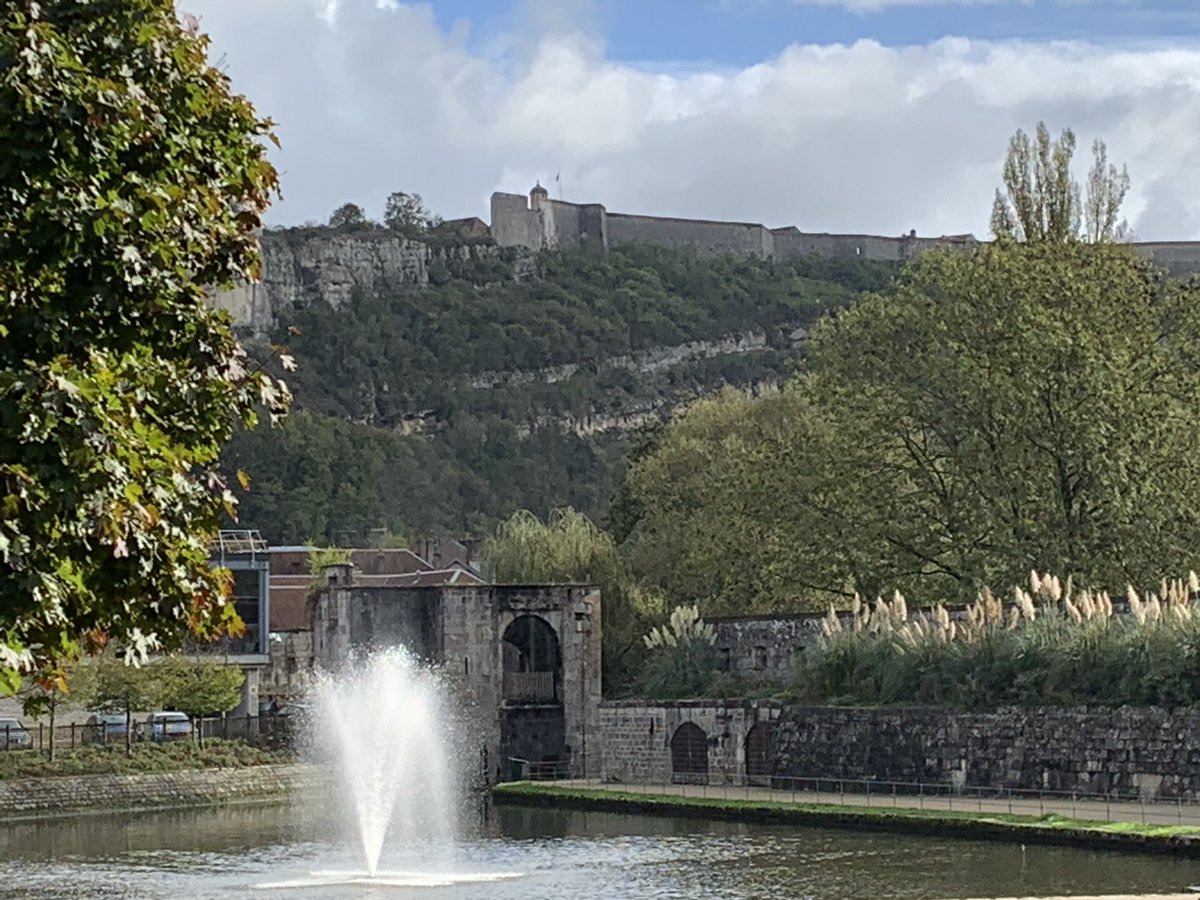 Le Parc de la Gare d’eau à #Besancon , moments magiques entre ☀️ et brume #Running le long du #Doubs et sous la citadelle de #Vauban. <a href="/Prefet25/">Préfet du Doubs</a> <a href="/Doubscd25/">Doubs</a> <a href="/sdis25/">Sapeurs-pompiers du Doubs Officiel</a> <a href="/PoliceNat25/">Police Nationale 25</a> <a href="/DoubsTourisme/">Doubs Tourisme</a>