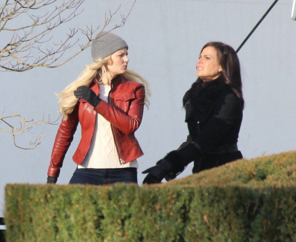 isthatmyjacket_'s tweet photo. Why did they cut off this scene?? 😭 Perhaps it would be too gay to have Regina running after Emma like this and they arguing (again) like a married couple? https://t.co/qswTdl3kFC
