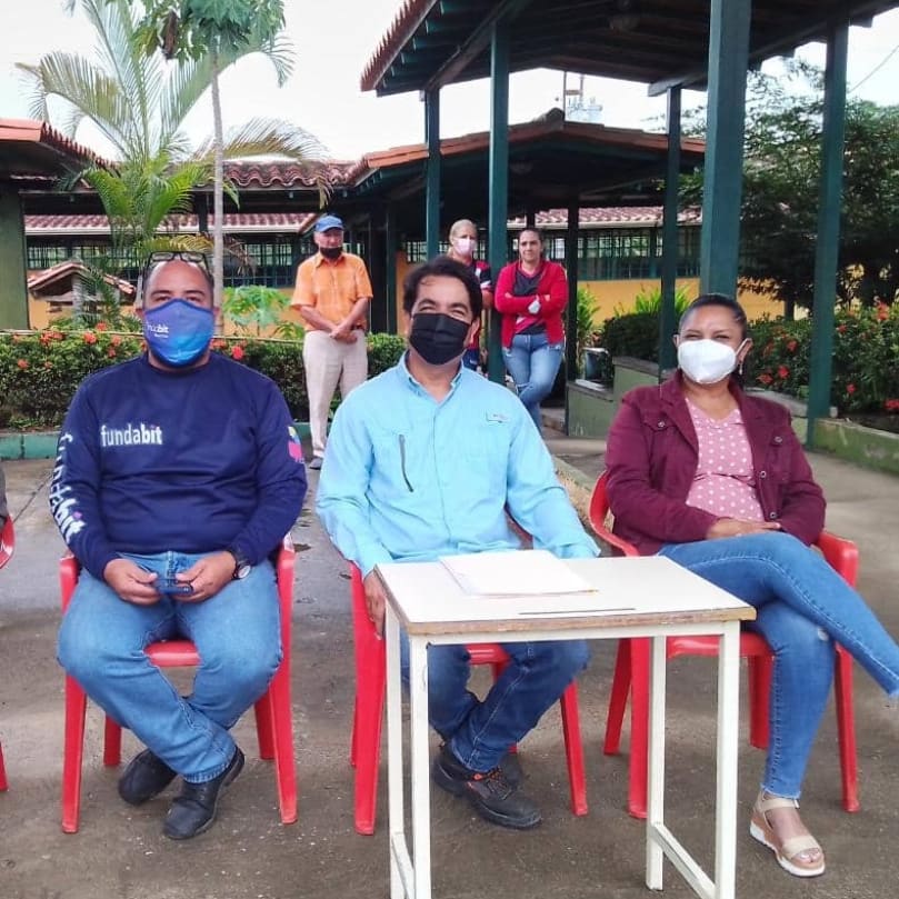 CDCEBarinas's tweet photo. #Barinas | Está semana la jefa de zona educativa MSc Marly Aparicio en compañía de @FundabitBnas y del alcalde Revolucionario Salvador Guerrero, inauguraron tres (3) #CBIT en el Municipio Sucre, Gracias al apoyo y esfuerzo de nuestro presidente @NicolasMaduro y @_LaAvanzadora https://t.co/8R8ICAkTiI