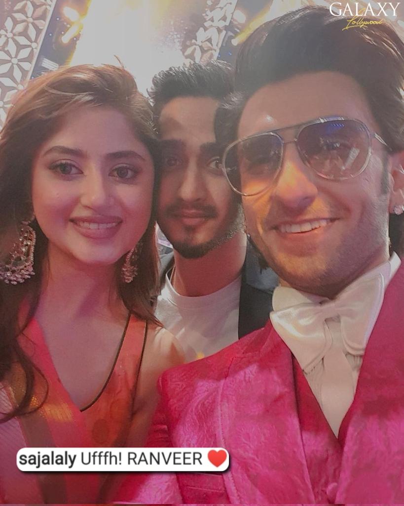 galaxylollywood's tweet photo. Looks like Sajal Aly and Ranveer Singh are having the best time at Filmfare Achievers Night 🤩 #SajalAly #AlySyed #RanveerSingh https://t.co/R5L6rA7rhy