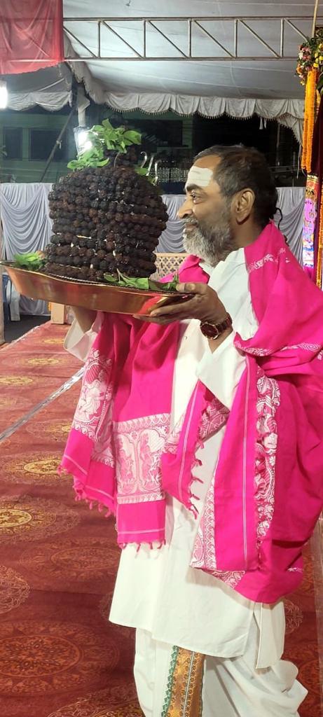 SriSamavedam's tweet photo. @SriSamavedam garu holding Rudraksha Kireetam wore by #Kanchi #Paramacharya in Chidambaram..
@haraharasankara @KanchiMatham https://t.co/PQxuuQHBMX