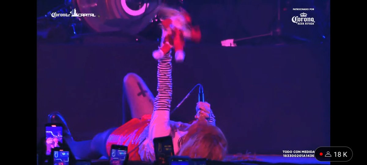 TempetsJon's tweet photo. Se tiraba al suelo porque se le cayó el micrófono JAHSHAHA #Paramore https://t.co/p3qlgvZzlv