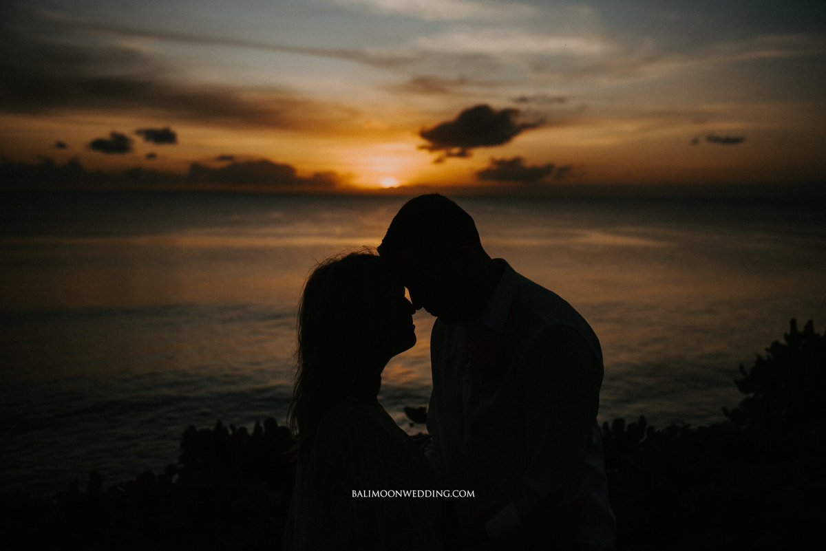 balimoonwedding's tweet photo. Private clifftop elopement with an amazing ocean view. From the wedding of Carley &amp; Patrick 💕 💕

Photo session.

📸 @themarvelous_pictures
🌷 @mystyleweddingdecoration https://t.co/REu1scyuCM