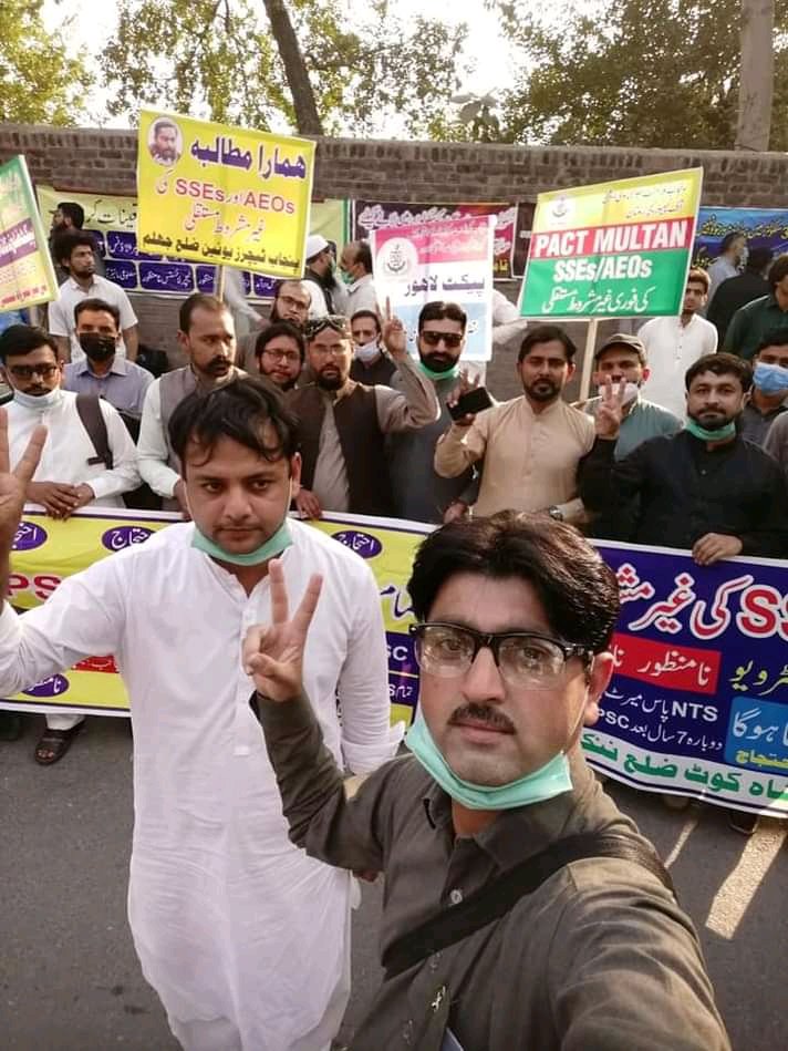 Fatima07248282's tweet photo. @KhanTragvi CM Punjab Chohdry Pervaiz Elahi sahb it's your integrity and conscientiousness that u r the loyal to state and your people. Kindly don't forget us.
#27DecProtestCMPunjab
#RegulariseSSEsAEOs

@ChParvezElahi @RajaBasharatLAW @DrMuradPTI @WasiqQAbbasi @geonews_english https://t.co/RZbMGP9lg6