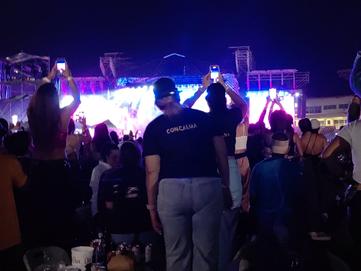 #DaddyYankee eres increíble, pero Panamá NO MERECE mas shows internacionales. No estamos listos para esto. La gente encima de las sillas desde la canción 1 hasta el final. Gente inculta, egoísta...Pagué para ver nalgas y espaldas ajenas y una pantalla con torticulis