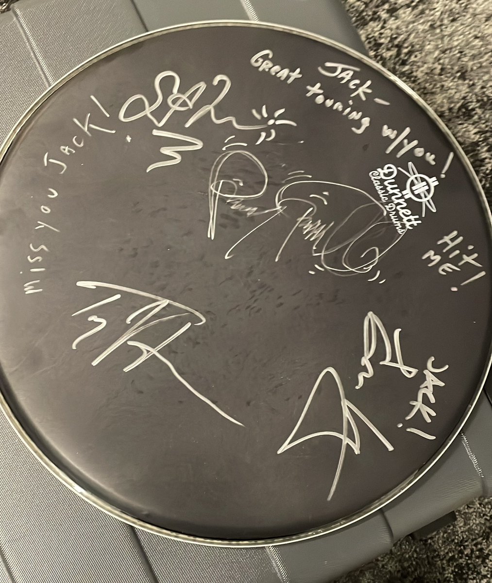 Jack_Bass_'s tweet photo. Last night in Phoenix I got to play one of my favourite songs with one of my favourite bands… thank you @janesaddiction it has been an absolute pleasure to tour with you all!
@perryfarrell @ericavery
@stephenperkins @troyvanleeuwen
#SpiritsOnFire #Tour https://t.co/5yL7XLEToM