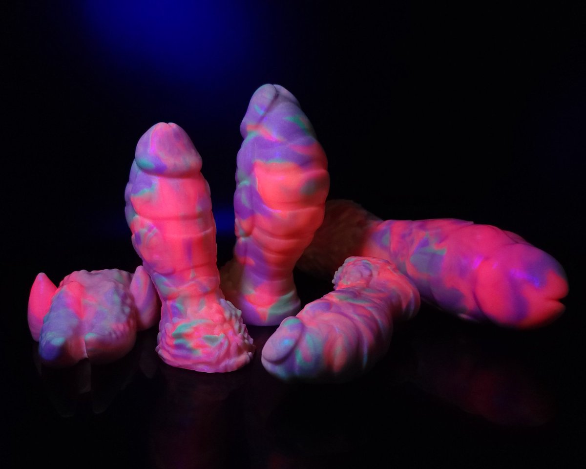 BattyBits's tweet photo. Rosey maple moth Vespers! (And a small Obsidian's Maw that snuck in) With UV and GITD 👀 💛💗 https://t.co/YuNa20N11W