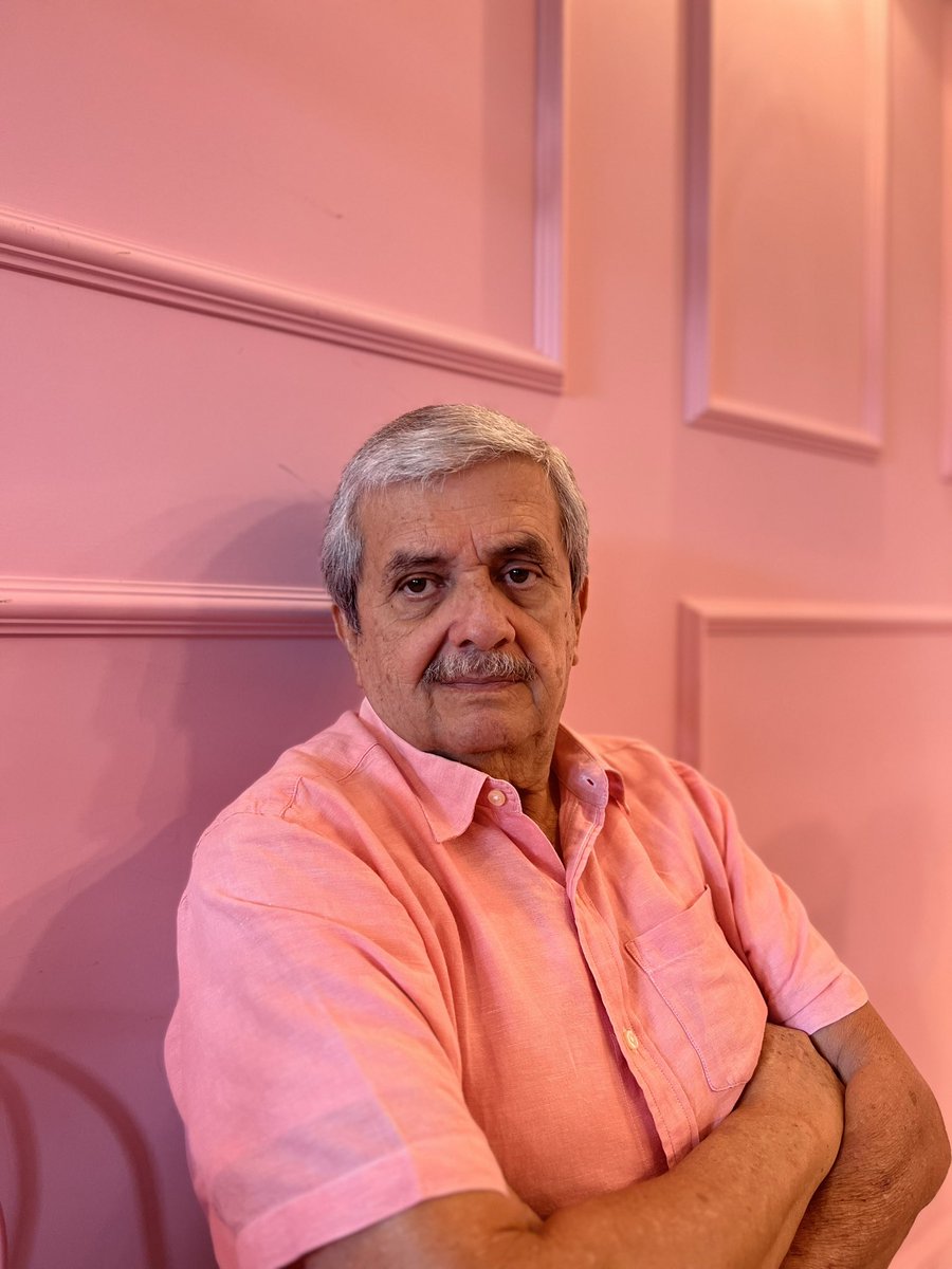 payaguilargame's tweet photo. Les presento al Dr. Aguilar, el que nunca en su vida se puso una camisa o camiseta rosada hasta hace 4 años en que a sus hijas se les ocurrió poner una cafetería rosada. Desde ese día, cada vez que va a mercado rosa, va de rosado 💕 https://t.co/ZSb4gRLvh6