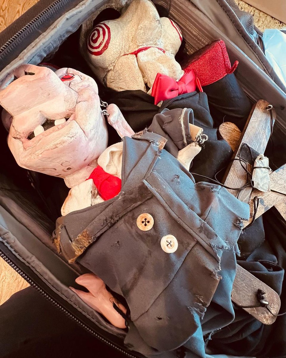 sawspace's tweet photo. This guy likes to get DOLLed up for horror conventions. He also likes to pack light when he travels.
When @darren_bousman was in town this weekend for @DaysOfTheDead13, the security guard preferred to ensure Billy didn't chuckle and then explode when he got too close... #SAWcon https://t.co/iW66AVef8y