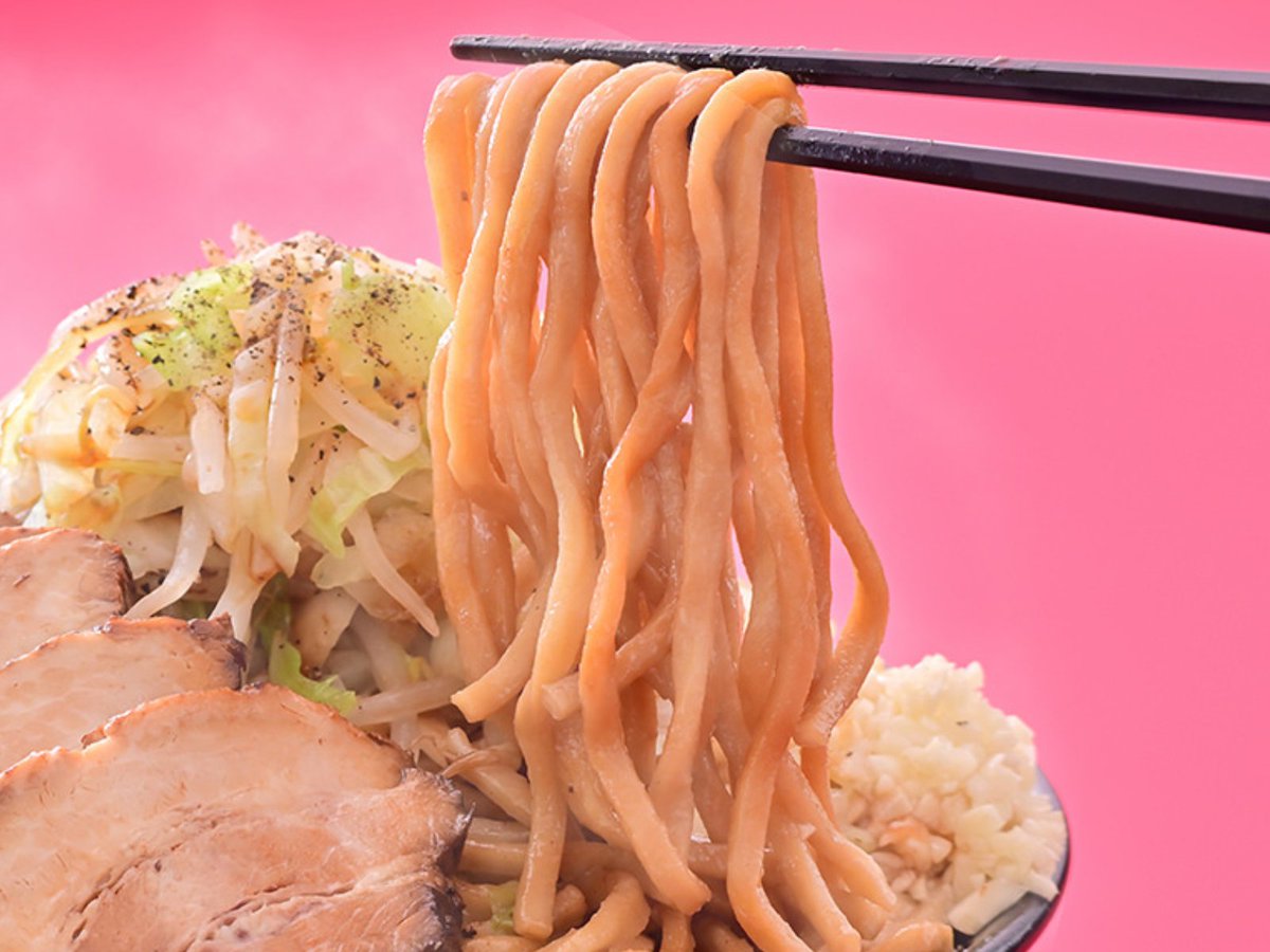 umaiexpress's tweet photo. 【ぷろたん考案 二郎系チャーシュー油そば】

＼茹で前400g！大ボリューム特製麺／
二郎系麺でよく使われる小麦粉、オーションを使用した麺は、ワシワシ、モチモチとした食感にプラスして、表面に凹凸をつける特殊な製法で製麺することで、油そばのタレによく絡む麺に。
https://t.co/PolcX3COO6 https://t.co/bWXbbQlAzW