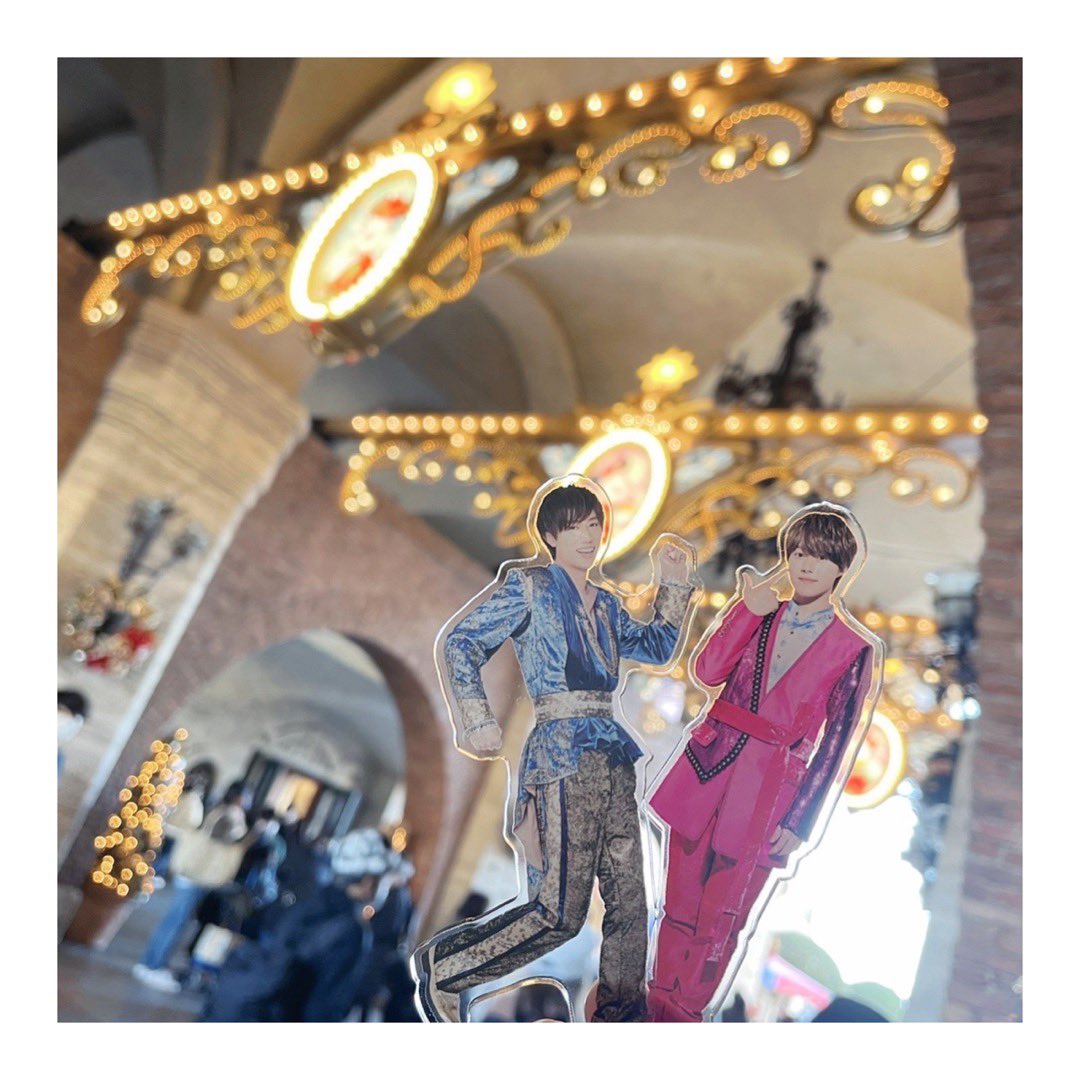 R__31415's tweet photo. 先日親愛なるミニー様のお誕生日をお祝いしに新しいアクスタと共にディズニーに行ってきました💚💚
非常口亮平くんかわいすぎてずっと持ち歩いてた🫶🏻 https://t.co/2tjGg53TnA