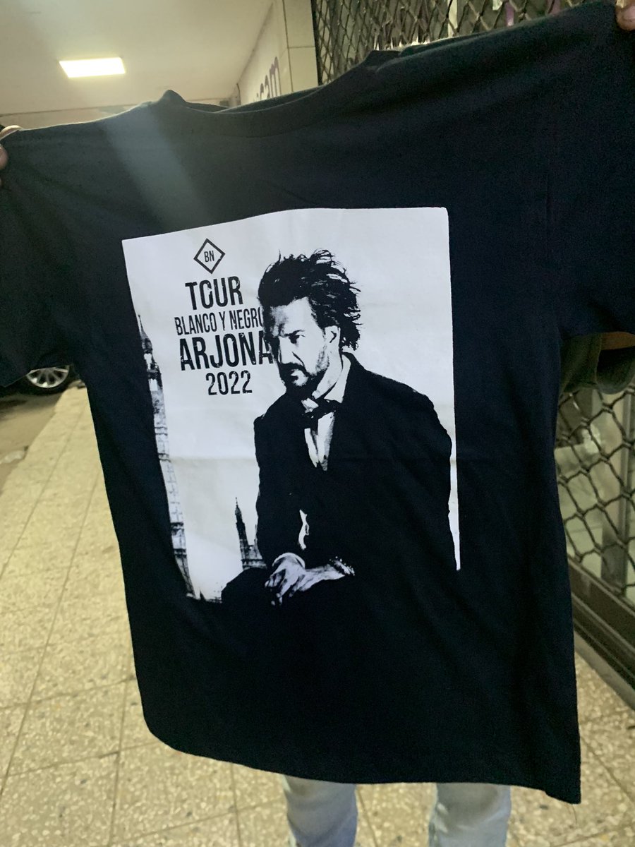 LPGFama's tweet photo. Salvadoreños llegan al Estadio Cuscatlán para disfrutar el concierto de @Ricardo_Arjona que se presenta esta noche en nuestro país como parte de su Blanco y Negro Tour. 
Foto: Blanca Archila https://t.co/1xgttXN4oQ