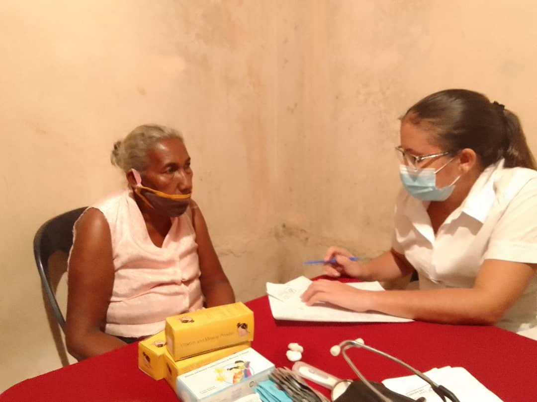 caroni_mrt2's tweet photo. 𝙇𝘼 𝙎𝘼𝙇𝙐𝘿 𝙀𝙎 𝙉𝙐𝙀𝙎𝙏𝙍𝘼 𝙋𝙍𝙄𝙊𝙍𝙄𝘿𝘼𝘿
Con éxito se llevó acabo jornada médica asistencial en el sector 4 de #FranciscaDuarte dónde la comunidad se benefició de exámenes de laboratorio, vacunación y evaluación de nutrición por parte del equipo de Barrio Adentro. https://t.co/2DKJ2Nidfb