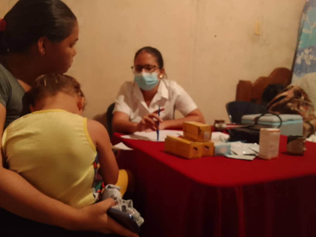 caroni_mrt2's tweet photo. 𝙇𝘼 𝙎𝘼𝙇𝙐𝘿 𝙀𝙎 𝙉𝙐𝙀𝙎𝙏𝙍𝘼 𝙋𝙍𝙄𝙊𝙍𝙄𝘿𝘼𝘿
Con éxito se llevó acabo jornada médica asistencial en el sector 4 de #FranciscaDuarte dónde la comunidad se benefició de exámenes de laboratorio, vacunación y evaluación de nutrición por parte del equipo de Barrio Adentro. https://t.co/2DKJ2Nidfb