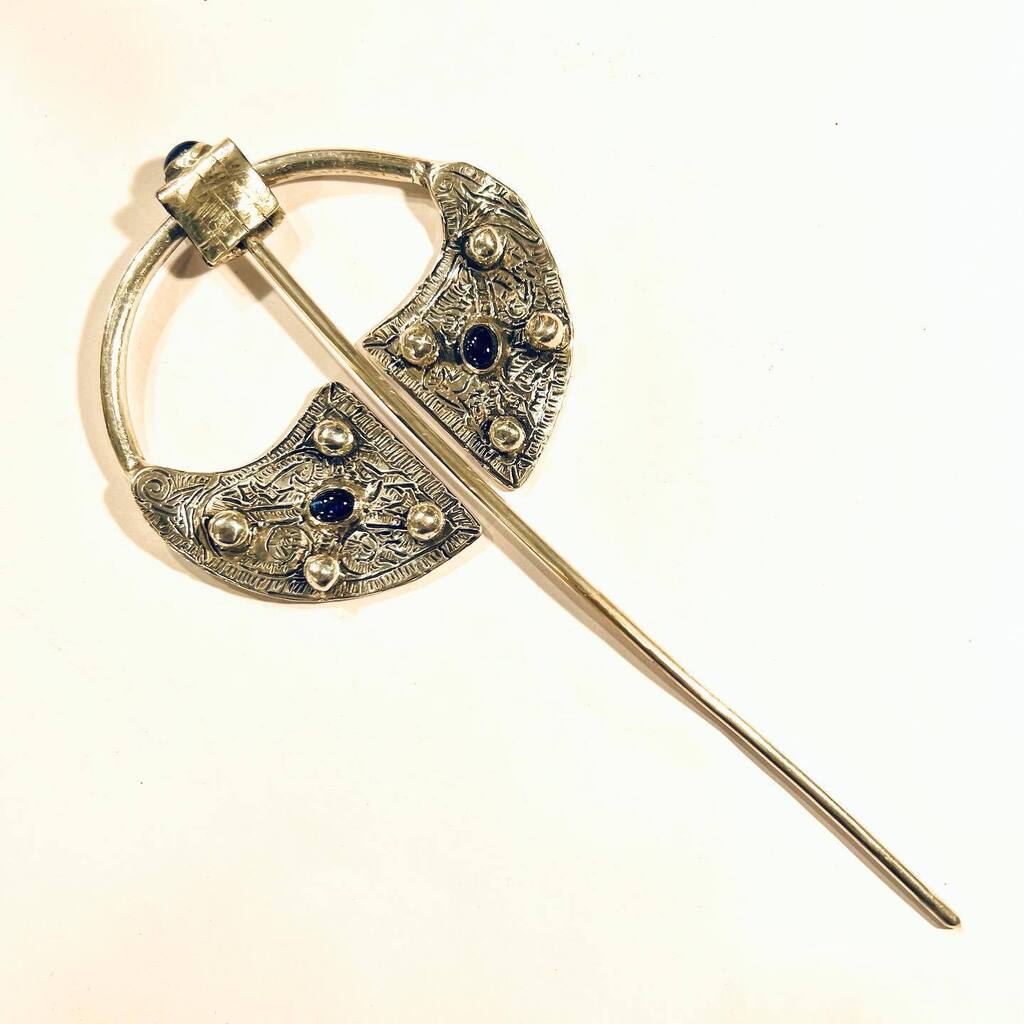 Today’s student work.
Pin(Scarf holder).Very stylish!✨✨

#ayakanishijewelrydesignschool #nyc #eastvillage #jewelryschool #jewelrymsking #diy #ayakanishi #saturdayclass #art #jewelry #newyork #pin #handcraft #jewelryaddict