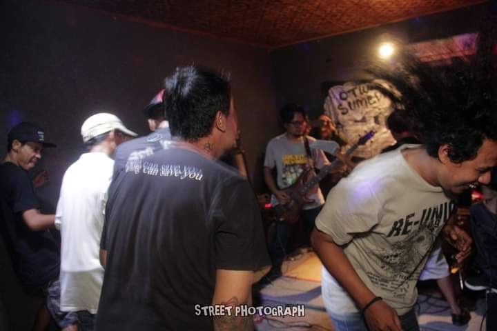 discausepunk's tweet photo. Hatur nuhun paman @dzim_disculture @csb_music_studio_smd yang sudah ngasih ruang dan kawan kawan sukaria kolektif sumedang bersama kawannya kawan kawan cuaca halodo ditemani intisari dioplos tahu sama kepala ayam ditutup sangu liwet.tengkiu pisan.
📷 @aghra.maulana https://t.co/SbcdIGIh1u