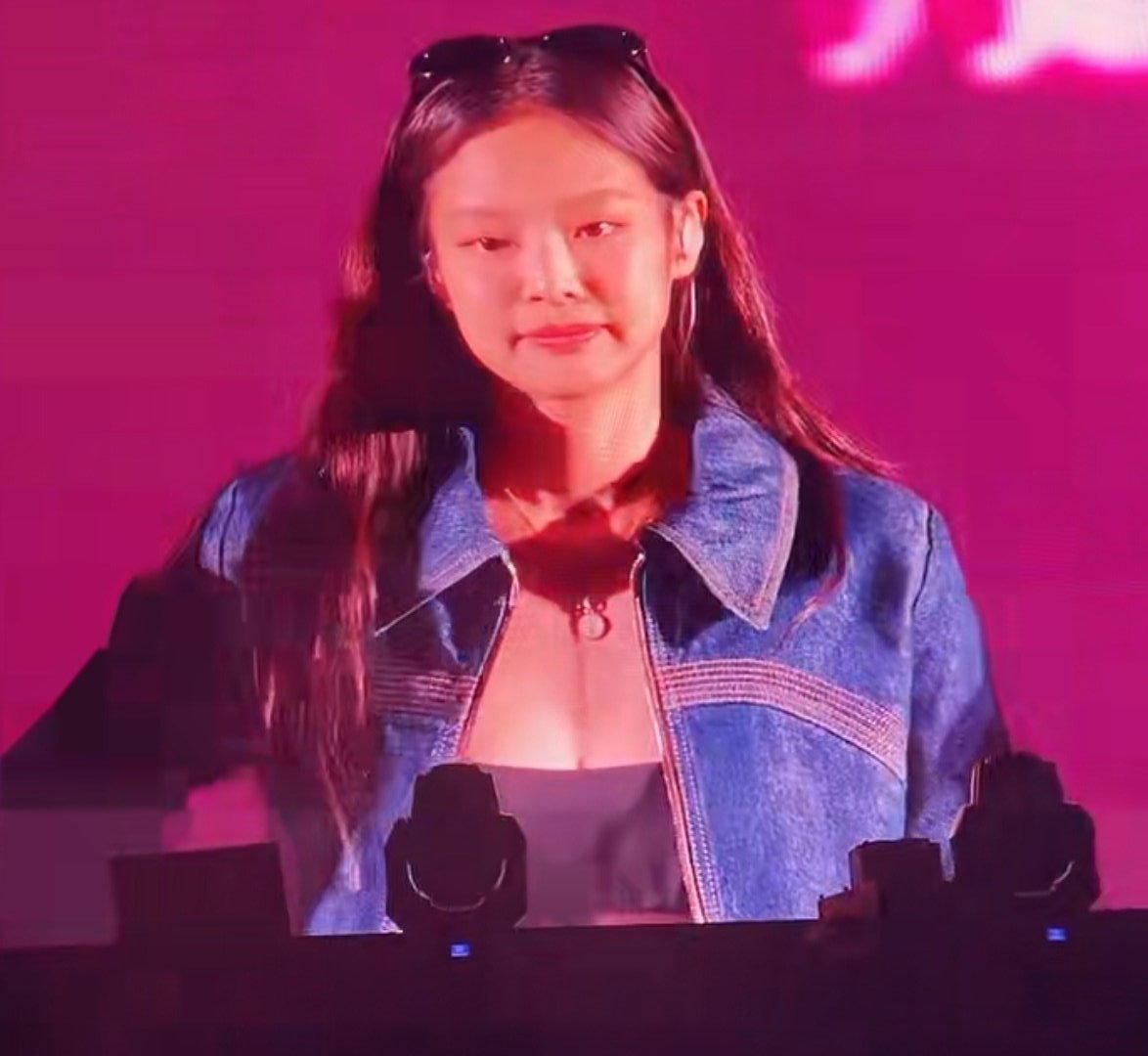 jnklicious's tweet photo. a thread of jennie’s videos for bp born pink los angeles LA concert day 1: https://t.co/ub6xHgNIA6