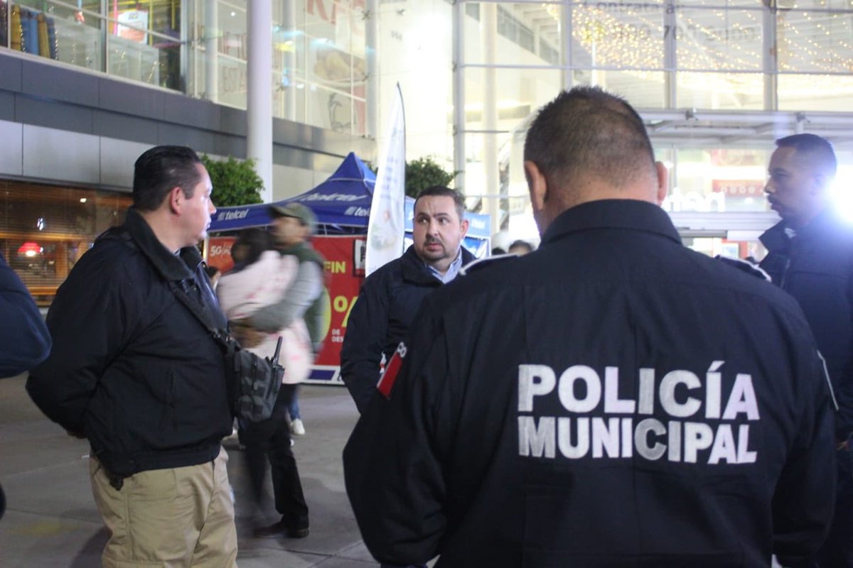 DMSPDGO's tweet photo. Priorizando la seguridad de las familias 🏡 se realiza recorrido de prevención en zonas comerciales por parte de agentes municipales acompañados del Comisario Marco Contreras Villanueva así como de subdirectores de seguridad. #BuenFin #ContigoDurango https://t.co/wzwaNI2Fom