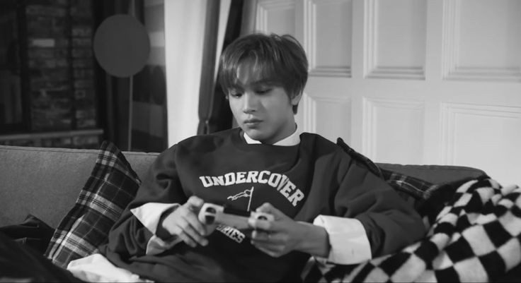 D A R A H   P E L A C U R
. 
. 
"Aku memang lahir dari perempuan sarkem, lalu kenapa?" -Lingga. 
Yogyakarta, 1998.