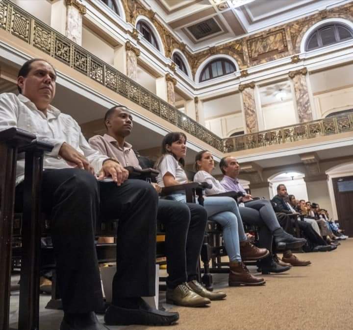 (1/2) Celebramos los 100 años de la revista #AlmaMater junto a colegas, amigos y personalidades. Se reconoció a la publicación joven más antigua de #Cuba. El acto se efectuó en el Aula Magna de la Universidad de La #Habana, cuna fundacional de esta revista.