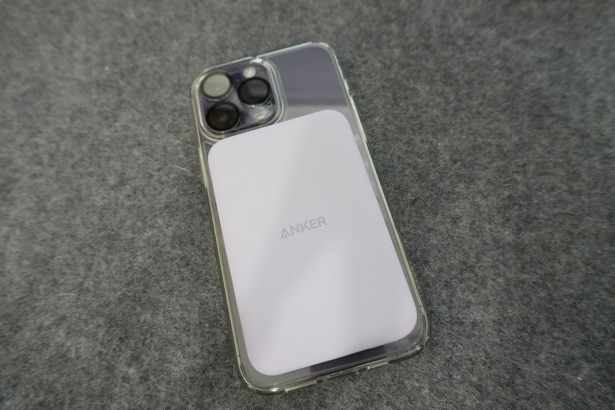 singularpoint08's tweet image. #anker 621MagneticBatteryを #iPhone14ProMax に装着すると上（カメラ周辺）、左右と下にそれぞれ余裕がありバッテリーがはみ出ません。バッテリーの厚さは11.5mmでケース付けたiphone本体とほぼ同じ厚さ。装着する磁力は強く、カラバリも豊富で◎#maggo #magsafe