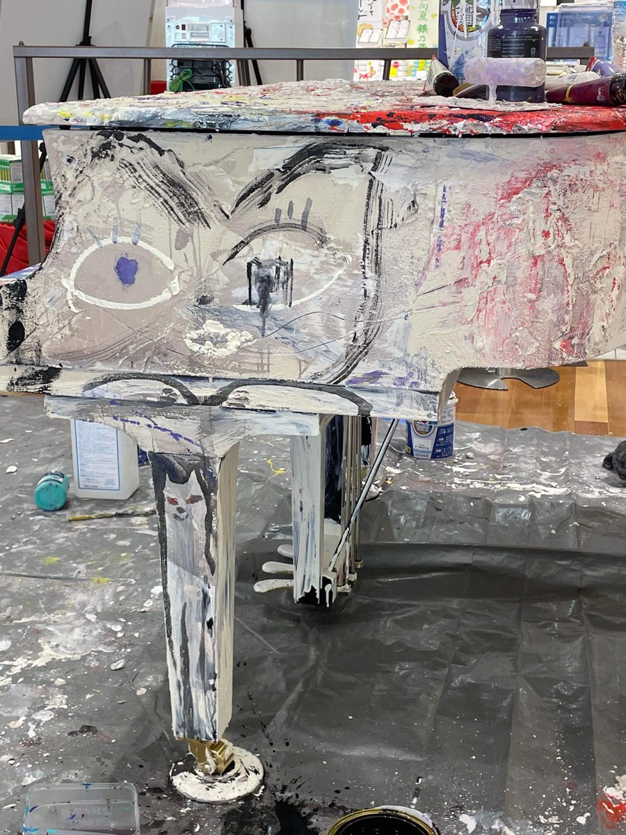 画面に顔を出すネコが、たとえ犬に見えても、それはあなたの自由。主役は描いた作家側にあるのではなく、見る側にある。世界の主役は見る者、一人一人が主役。アートは革新であり、自由であるべき。昨日まで、たとえ抽象絵画を見慣れてなくても、新しい世界を受け入れる「新しい自分」を発見するのだ。